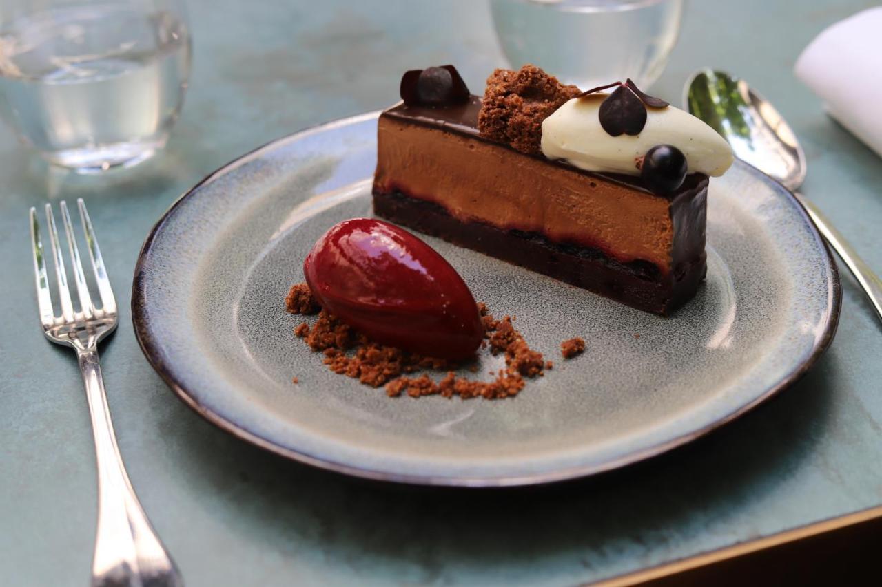 ホテル メゾン ブレゲ パリ エクステリア 写真 A chocolate dessert