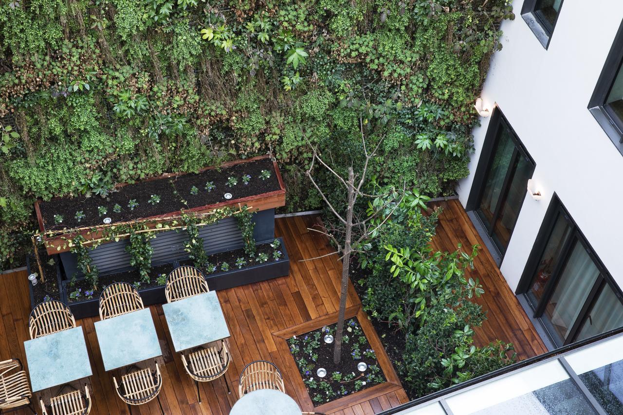 ホテル メゾン ブレゲ パリ エクステリア 写真 The courtyard at the hotel